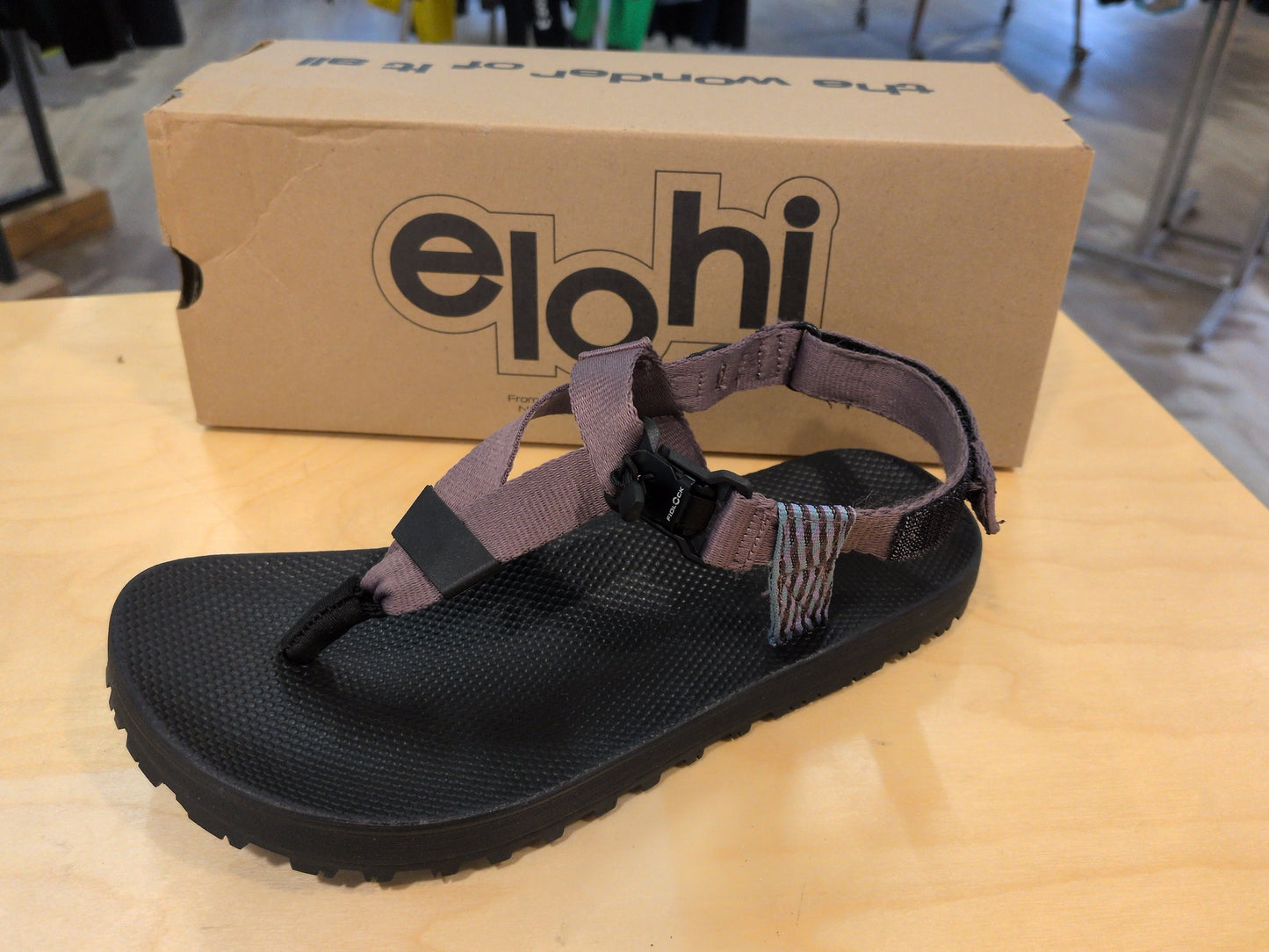 Elohi Magnetic Sandal