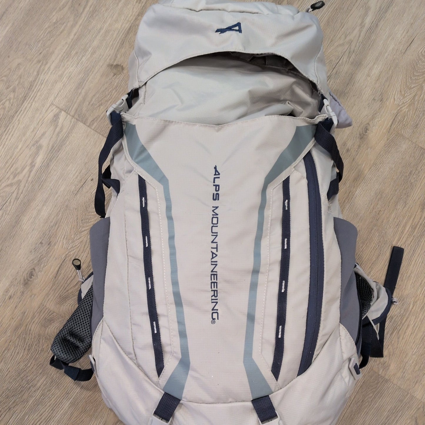 Alps Mountaineering Baja 60 Pack