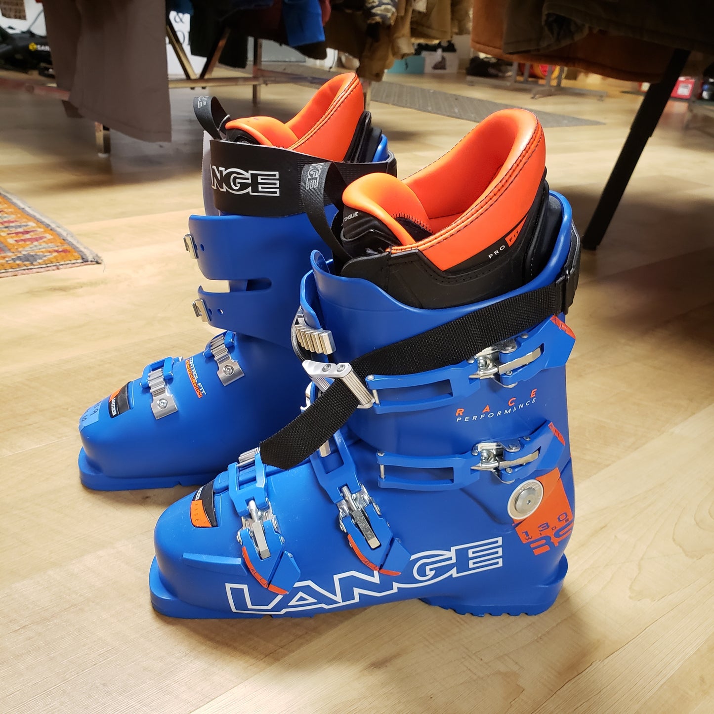 Lange RS 130 Wide Alpine Ski Boots